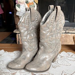 Women’s Cowboy Boots. Size 8.5., 3 in heel.
